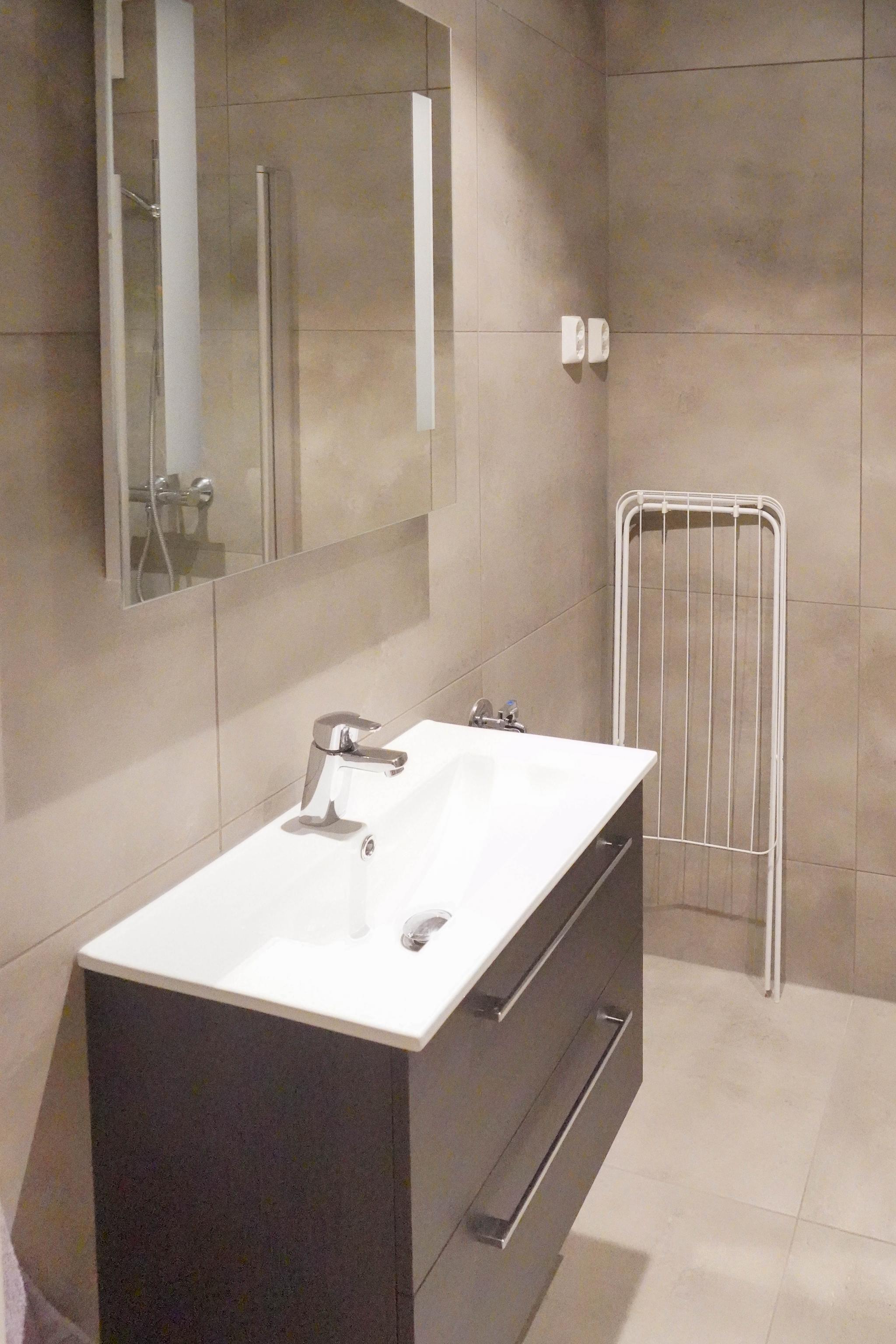 Eget bad. Det er installert vaskemaskin ved vasken.